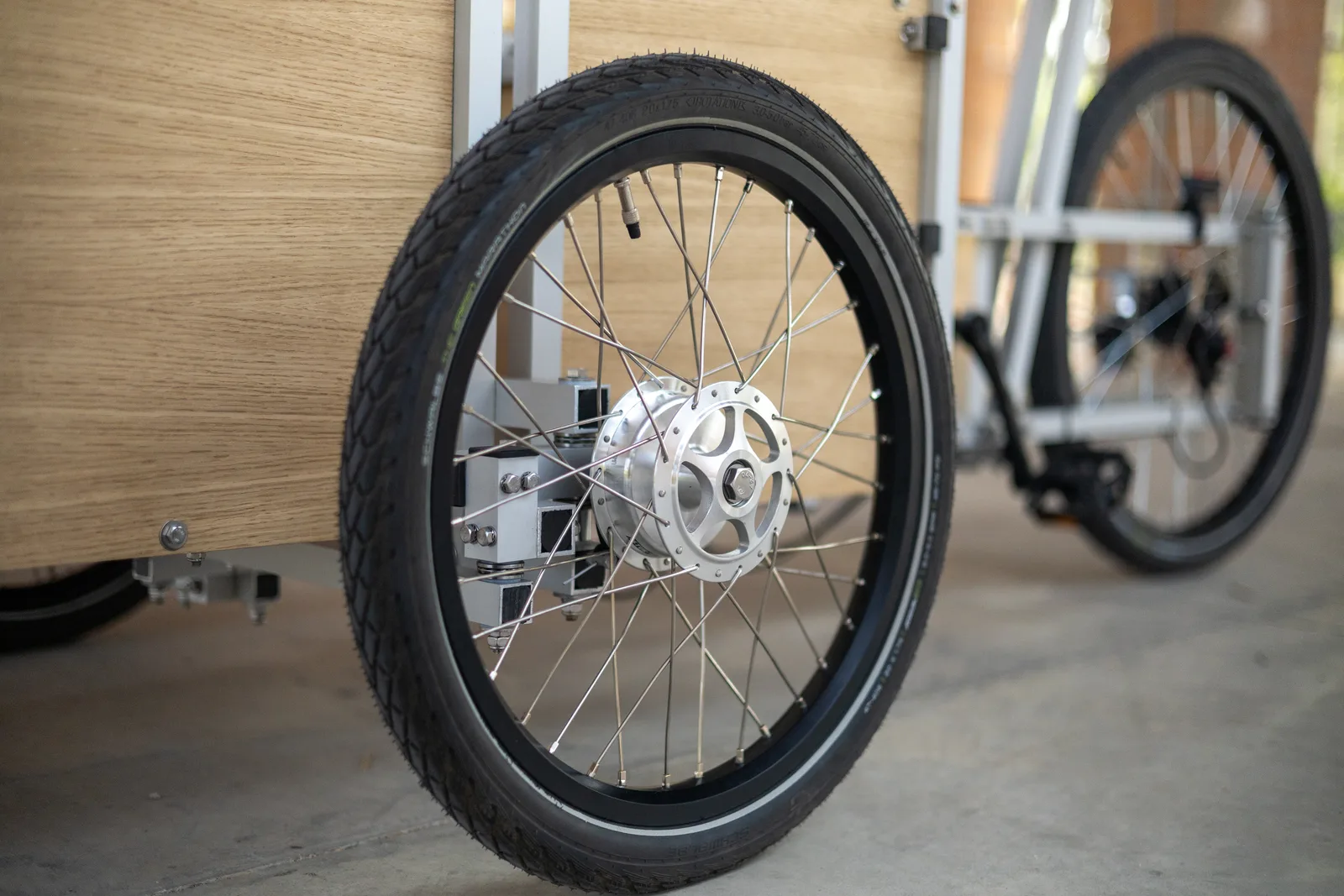 Roue avant et moyeu d’un triporteur XYZ Cargo