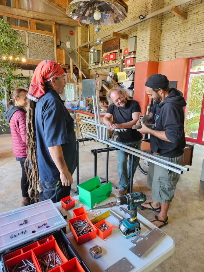 Participants et formateurs autour des profilés aluminium