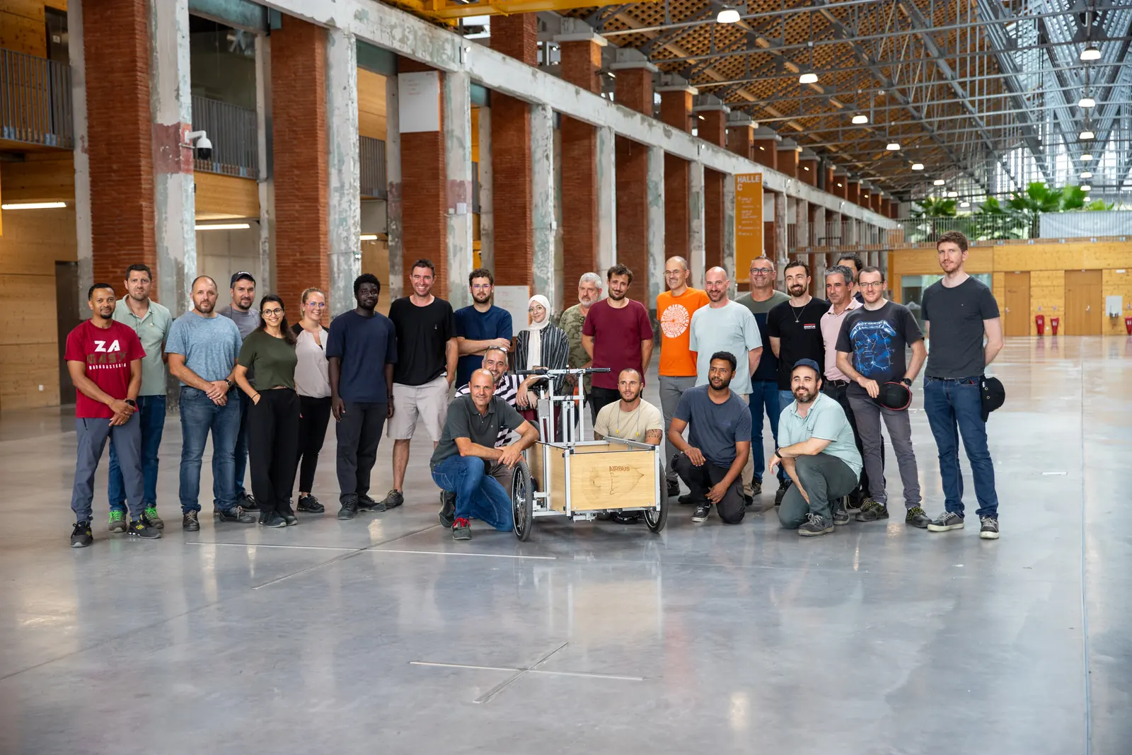 L’équipe Airbus autour du vélo cargo terminé, dans la Halle C
